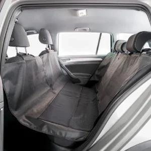 Funda protectora antideslizante para asientos de coche en color negro, con laterales altos y ranuras para cinturón de seguridad, instalada en el asiento trasero de un vehículo