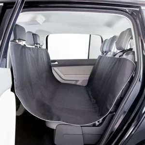 Funda para llevar perros en el auto ajustada en el asiento trasero, ofreciendo una barrera completa entre la mascota y el interior del vehículo