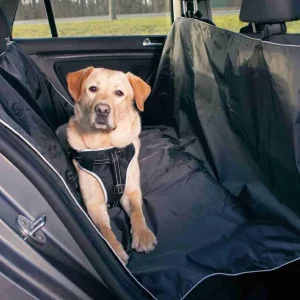Funda para Asientos de Coche para Perros – Confort y Seguridad en Cada Viaje Labrador en una funda para llevar perros en el auto, asegurado con un arnés de seguridad, listo para un viaje cómodo y seguro