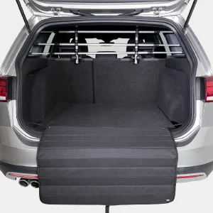Funda protectora para maletero de auto extendida, mostrando cobertura total y solapa para parachoques, ideal para transportar mascotas