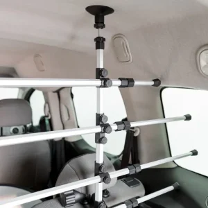 Instalacion-Interior-de-Barrera-Separadora-de-Perros-en-coche Una barrera separadora de perros para coche de metal blanco ajustable, instalada entre los asientos delanteros y traseros de un vehículo para mantener a las mascotas seguras en el área de carga.