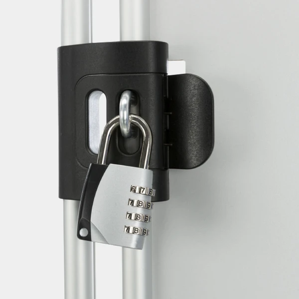 Cerradura de combinación asegurando el mecanismo de cierre de una rejilla separadora de coche para perros, destacando la seguridad adicional para la mascota.