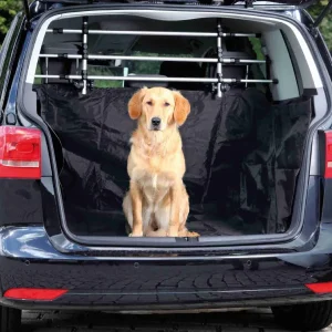 Protector-de-Maletero-para-Perros-Ideal-para-Viajes-Seguros-y-Limpios Perro tranquilo sentado en el maletero de un coche con protector de maletero para perros, asegurando higiene y seguridad durante el transporte