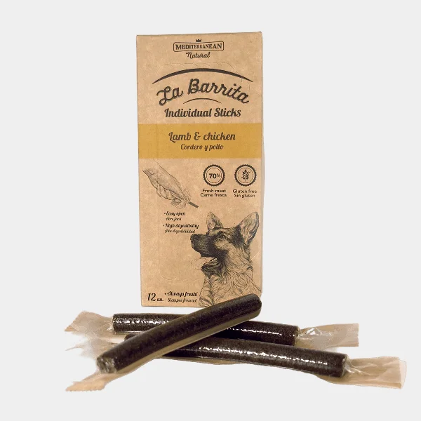 Paquete de La Barrita con snacks individuales de cordero y pollo, 70% carne fresca, sin cereales y sin gluten, con una imagen de un perro pastor en el estuche, ideales como recompensas para perros.