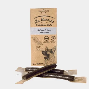 Envase ecológico de Barritas de Salmón y Atún "La Barrita" para perros, con el distintivo de frescura y libre de gluten, junto a barritas individuales en primer plano