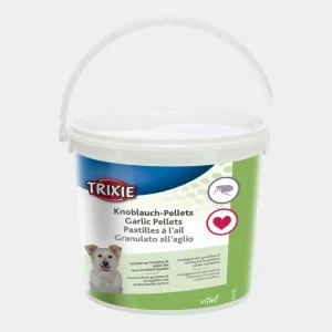 Un bote de Trixie Garlic Pellets para perros, mostrando pastillas de ajo que protegen contra parásitos y fortalecen el sistema cardiovascular, en un cubo verde y blanco con la imagen de un perro sonriente y un corazón que simboliza el amor por las mascotas.