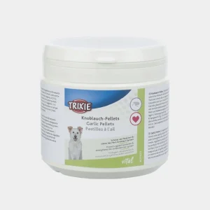 arro de suplemento Trixie Garlic Pellets, con ajo para perros, destinado a la protección contra parásitos y al fortalecimiento del sistema inmunológico canino, con diseño en tonos blancos, azules y verdes y la imagen de un perro saludable