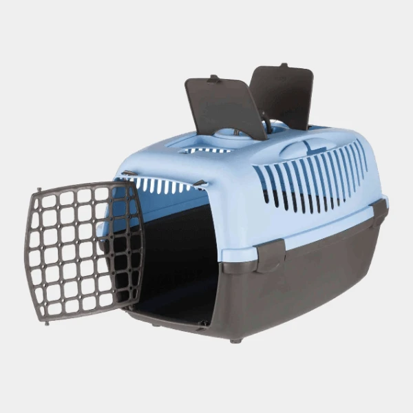 Transportín Trixie Capri de color azul y gris con la puerta abierta mostrando un interior espacioso, ideal para el transporte cómodo y seguro de mascotas