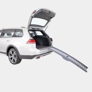 Rampa Antideslizante para Mascotas – Accesorio Esencial para Viajar con Perros Rampa para perros antideslizante desplegada en la parte trasera de un coche, facilitando el acceso seguro y cómodo al maletero para las mascotas