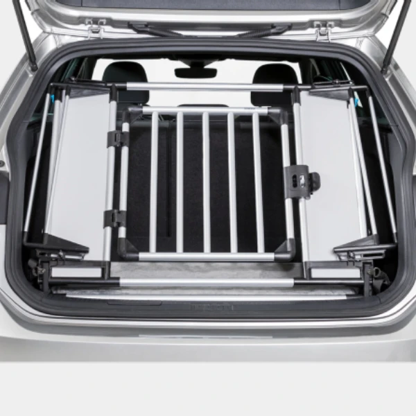Rejilla separadora de coche para perros montada en el maletero de un vehículo, mostrando su perfecta integración y sistema de ajuste a medida