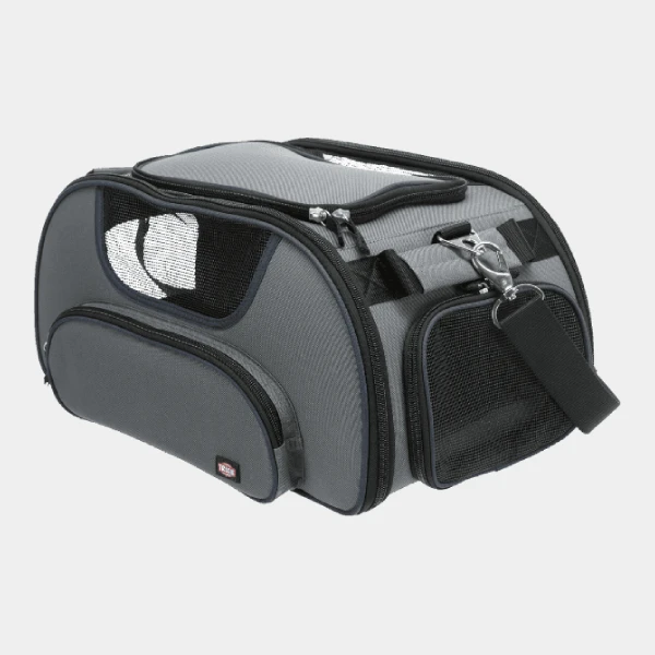 Transportín moderno para perros en color negro, ideal para llevar perros en avión, con múltiples aberturas de malla y correa de seguridad interior