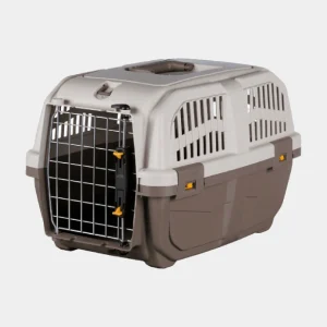 Transportín Skudo homologado para avión, mostrando su puerta metálica resistente y cierres de seguridad, en tonos taupe y arena, ideal para el transporte aéreo seguro de mascotas