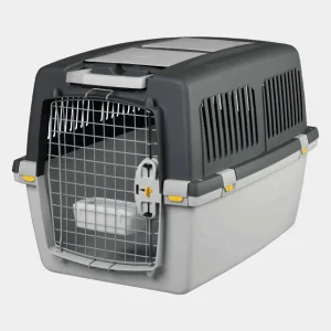 Transportín de coche para perros en plástico gris y negro, con puerta metálica y cierres de seguridad, diseñado para el transporte seguro y cómodo de mascotas.