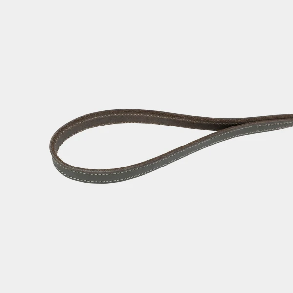 Asa ergonómica de la correa de adiestramiento de cuero para perros, mostrando el cosido detallado y el material resistente de la marca Trixie