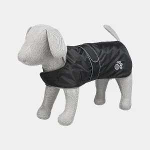 Capa de agua para perros en color negro con ajuste seguro y detalles reflectantes Perro modelo luciendo una capa de agua negra, impermeable, con cierre ajustable en el pecho y detalles reflectantes