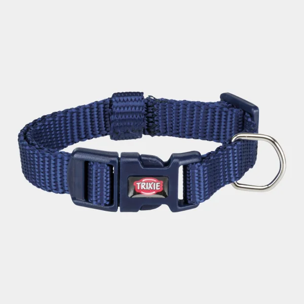 Collar ajustable Trixie para perros en color azul oscuro, destacando su hebilla de cierre seguro y anilla metálica para mayor durabilidad y seguridad durante los paseos