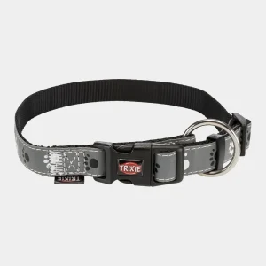 Collar reflectante para perros Trixie en negro con detalles de huellas plateadas y hebilla resistente