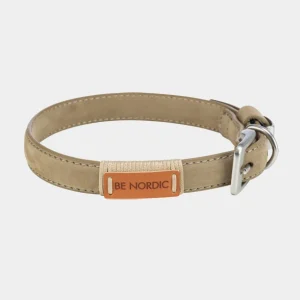 Collar de cuero para perros en tono beige con etiqueta 'Be Nordic' y hebilla metálica, mostrando diseño elegante y duradero