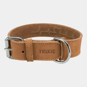 Collar de cuero para perros medianos de la marca Trixie en color canela con logotipo grabado y hebillas metálicas