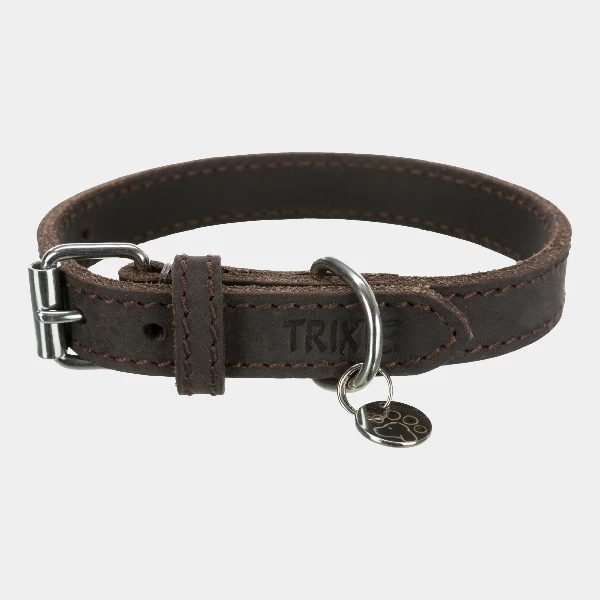 Collar de piel marrón oscuro Trixie con detalles de costura en contraste y charm de huella, ideal para perros que buscan estilo y durabilidad