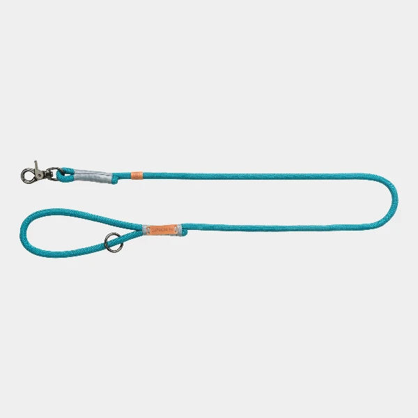 Correa corta para perros en vibrante color turquesa, destacando un diseño con enganche de metal seguro y detalles en cuero naranja, perfecta para paseos estilizados y controlados