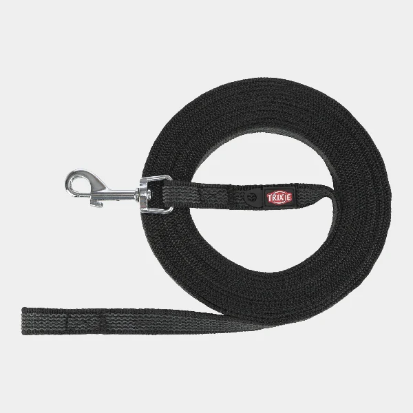 Correa larga para perros de color negro, fabricada con material resistente, con hebilla de metal y etiqueta de marca, perfecta para entrenamientos prolongados y caminatas seguras.