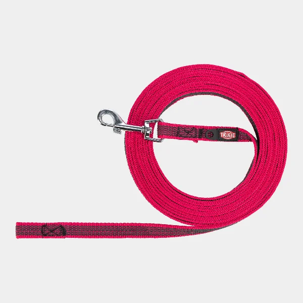 Correa larga para perros de color fucsia con clip metálico y etiqueta de marca visible, diseñada para paseos seguros y entrenamiento efectivo.