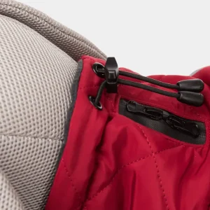 Detalle de Capa de invierno para perros en color rojo con ajuste perfecto y cremalleras impermeables Capa de invierno para perros en color rojo, hecha de poliéster con cremalleras impermeables y tiras ajustables, diseñada para mantener a las mascotas abrigadas y cómodas en climas fríos