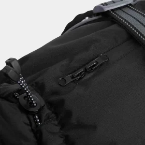 Detalle de cierre y ajuste del abrigo para perros Primer plano del cierre y ajuste del abrigo para perros resistente al agua de color negro