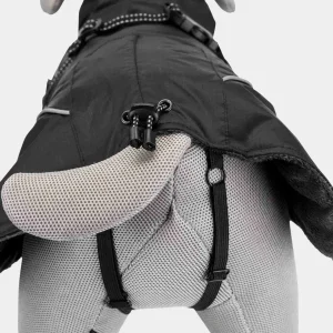 Detalle del ajuste de las patas traseras del abrigo acolchado para perros Primer plano del ajuste de las patas traseras del abrigo acolchado para perros