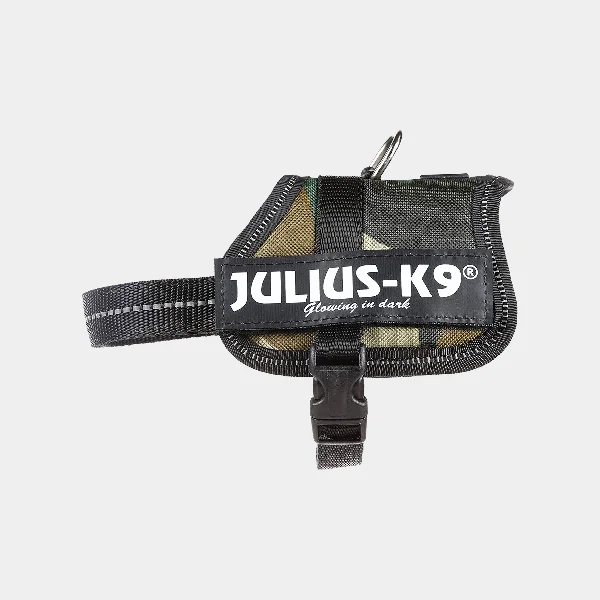 Arnes Julius K-9 en diseño camuflaje con partes reflectantes, proporcionando estilo, comodidad y seguridad para tu perro