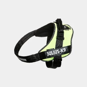 Imagen del arnés Julius K9 IDC en color verde neón, mostrando su diseño ergonómico, material resistente y partes reflectantes para mayor visibilidad y seguridad