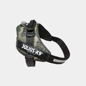 Imagen del arnés Julius K9 IDC en diseño camuflaje, destacando su construcción ergonómica, materiales duraderos y características reflectantes para mayor visibilidad y seguridad