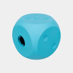 Cubo para comida de perros en color azul, hecho de caucho natural, con un obstáculo interno en forma de estrella para promover una alimentación lenta y saludable