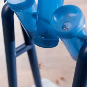 Detalle del Juego de Inteligencia Turn Around para el Entretenimiento de Perros Detalle de los recipientes giratorios azules del juego de inteligencia Turn Around para el entretenimiento de perros