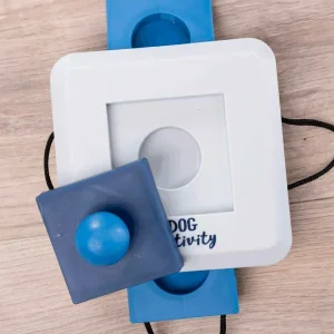 Primer plano del juego cognitivo para perros "Gamble Box" de Trixie, mostrando un cajón y un compartimento superior donde se esconden las golosinas