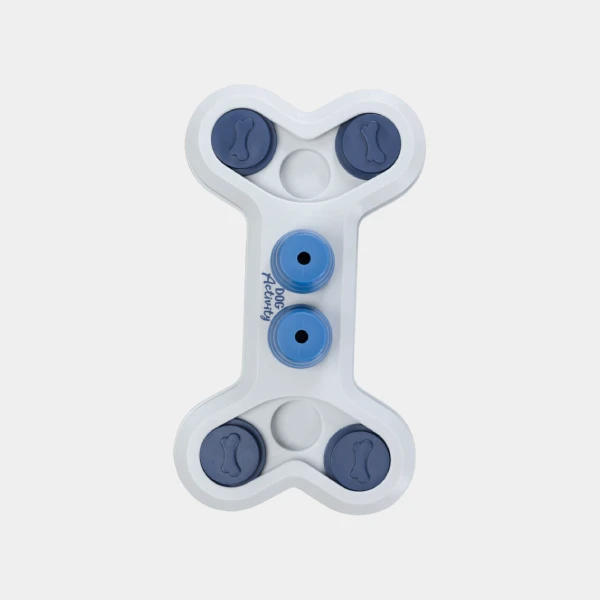 Vista superior de un juego inteligente para perros en forma de hueso, con compartimentos deslizantes y conos azules para ocultar premios