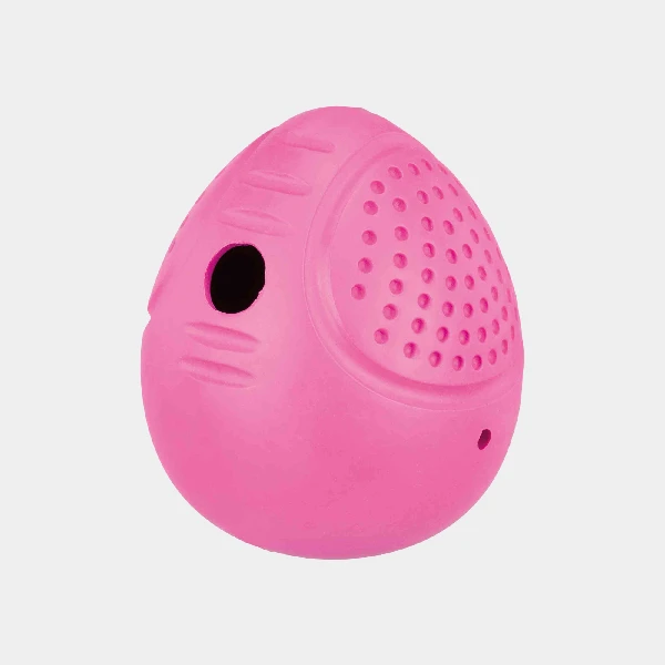 Juguete de caucho para perros en color rosa, diseñado con aperturas para rellenar con snacks