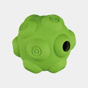 Pelota con comida para perros de color verde, fabricada en caucho natural, con diseño de superficie texturizada y protuberancias