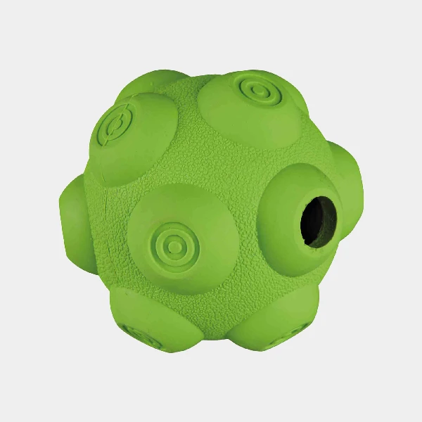 Pelota con comida para perros de color verde, fabricada en caucho natural, con diseño de superficie texturizada y protuberancias