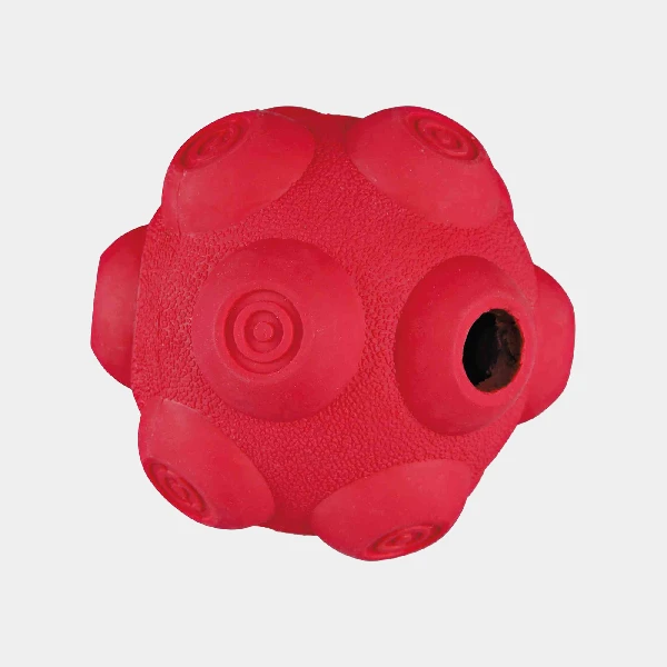 Pelota con comida para perros de color rojo, hecha de caucho natural, con superficie texturizada y protuberancias