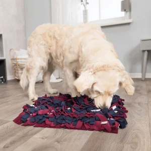 Perro disfrutando de un tapete olfativo – Estimulación mental y diversión imagen de un perro explorando un tapete de poliéster con tiras de tela en colores burdeos y azul