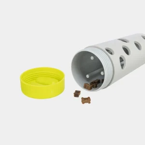 Snack Roll Trixie con dispensador de golosinas – Estimulación interactiva para perros Snack Roll Trixie abierto mostrando golosinas en su interior, diseñado con varitas ajustables y múltiples agujeros para regular la cantidad de premios que caen