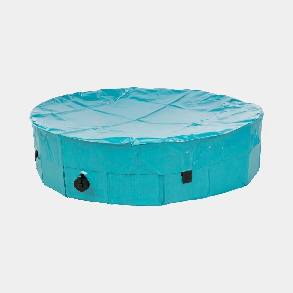 Cubierta para piscina de perros en color azul claro, ajustada con cintas de velcro para mantener el agua limpia y libre de suciedad