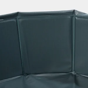 Vista detallada de la estructura reforzada de la piscina portátil para perros, mostrando la durabilidad y calidad del material MDF utilizado para mayor estabilidad y seguridad.
