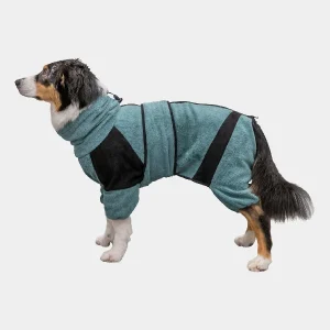 Perro usando batamanta verde con inserciones negras, confeccionada en algodón para mantenerlo seco y cálido después de baños o paseos bajo la lluvia