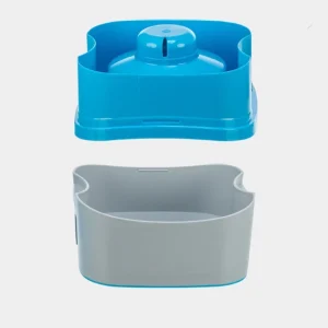 Bebedero antisalpicaduras para perros en color azul y gris, mostrando su diseño desmontable para facilitar la limpieza y evitar derrames, manteniendo el área de alimentación limpia y seca
