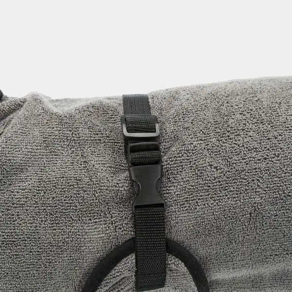 Cierre de hebilla ajustable en albornoz para perros gris, diseñado para proporcionar un ajuste seguro y cómodo