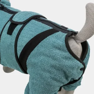 Vista cercana de la batamanta para perros verde con cierre autoadherente y diseño ajustable para mantener a las mascotas cómodas y secas.
