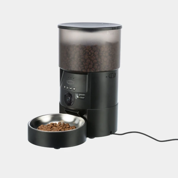 Dispensador de comida para perros programable con control remoto desde smartphone, cámara integrada y capacidad de 3 litros